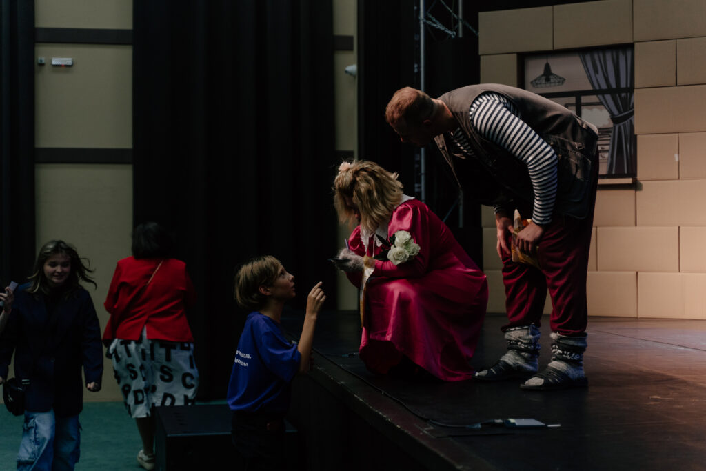 На сцену амурской филармонии забрались бездомные