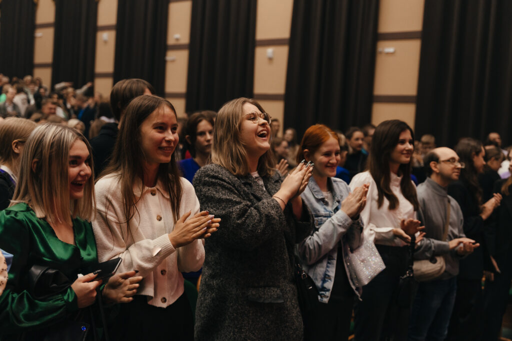 На сцену амурской филармонии забрались бездомные