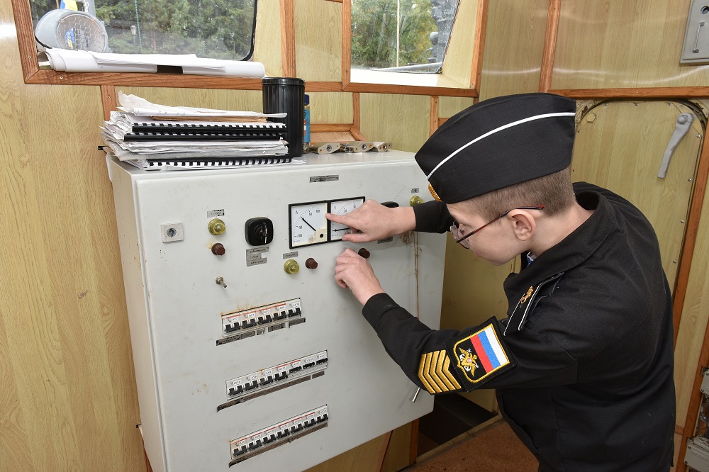 Амурскому детскому центру подарили катер