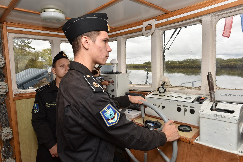 Амурскому детскому центру подарили катер