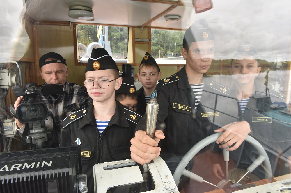 Амурскому детскому центру подарили катер