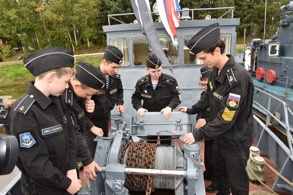 Амурскому детскому центру подарили катер