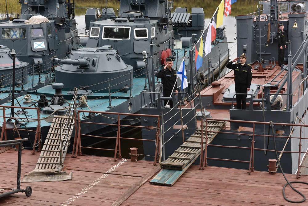 Амурскому детскому центру подарили катер