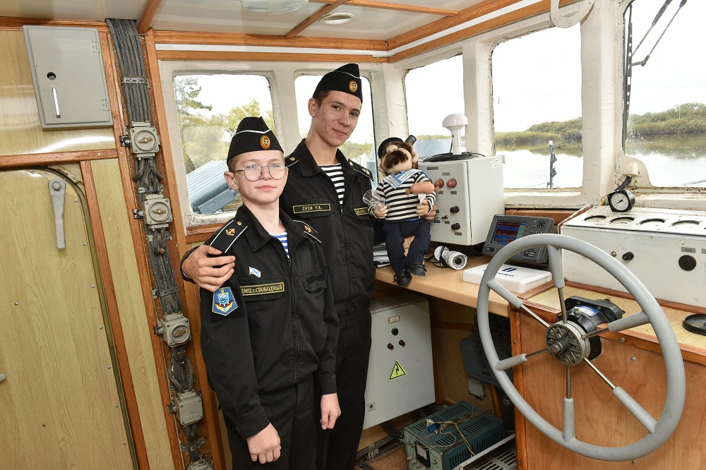 Амурскому детскому центру подарили катер