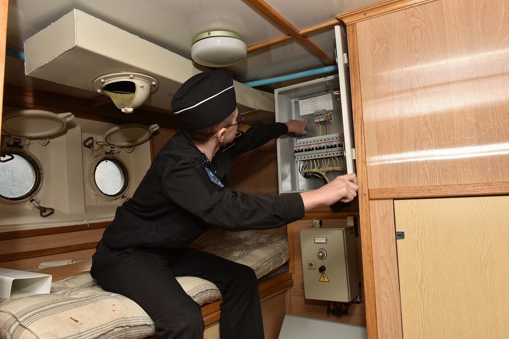 Амурскому детскому центру подарили катер