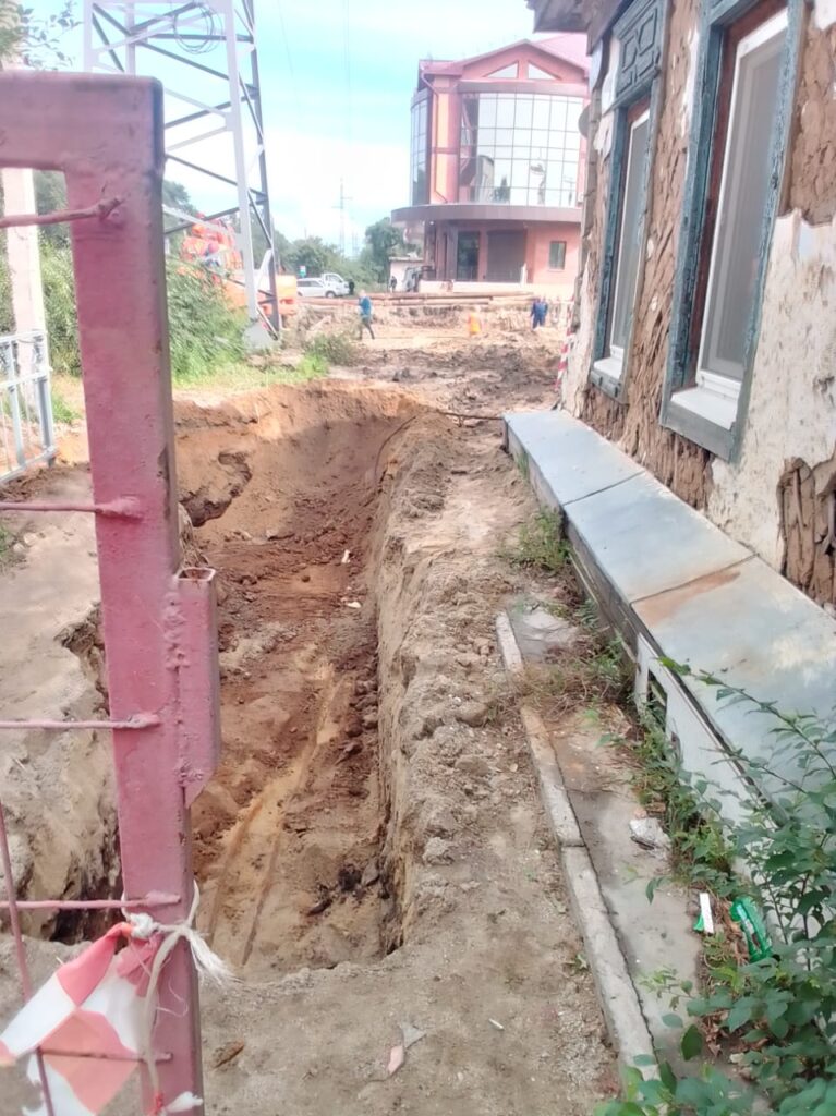 «Копают, а в доме все трещит»: благовещенскую деревяшку окружили рвом