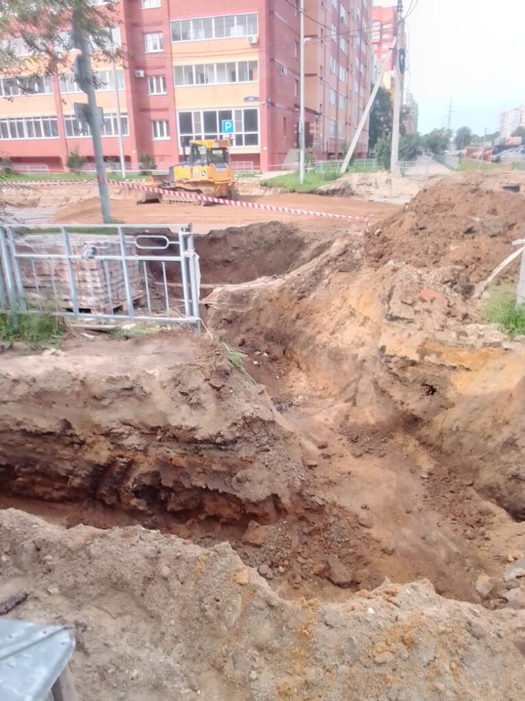 «Копают, а в доме все трещит»: благовещенскую деревяшку окружили рвом