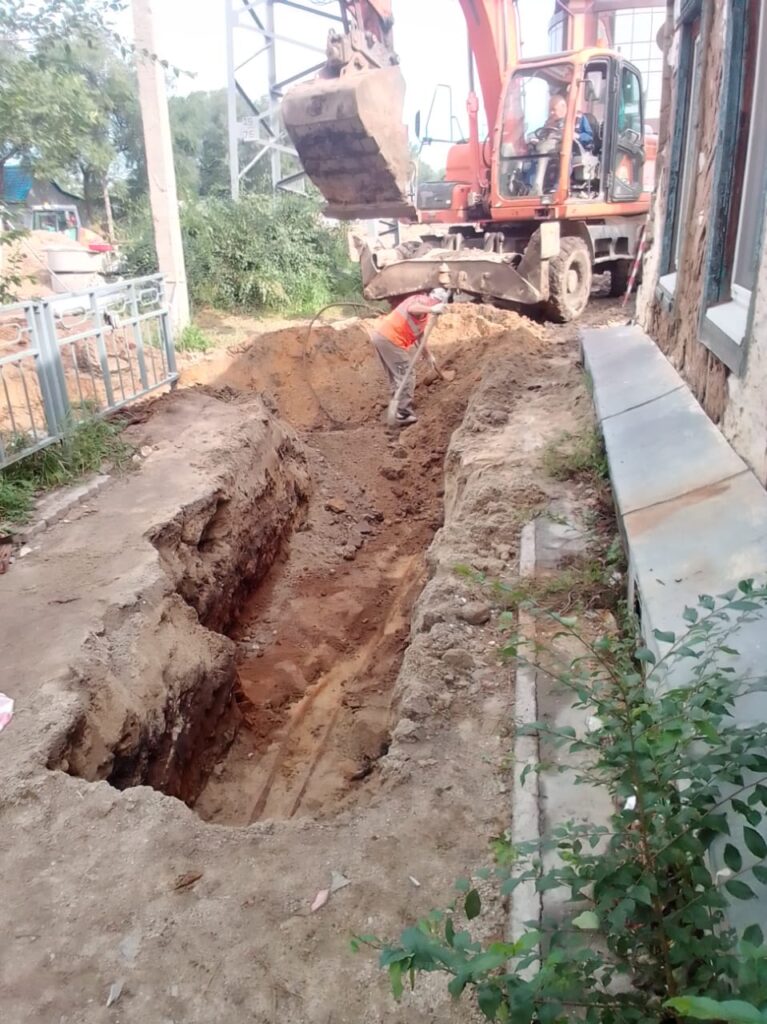 «Копают, а в доме все трещит»: благовещенскую деревяшку окружили рвом