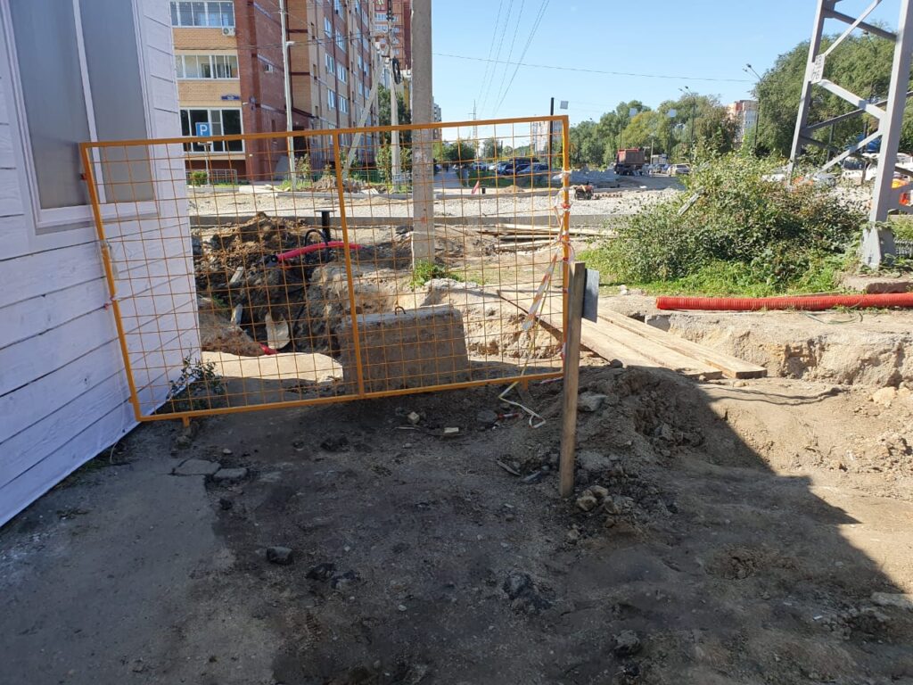«Когда идет дождь, особенно страшно»: благовещенцы жалуются на ров в тротуаре