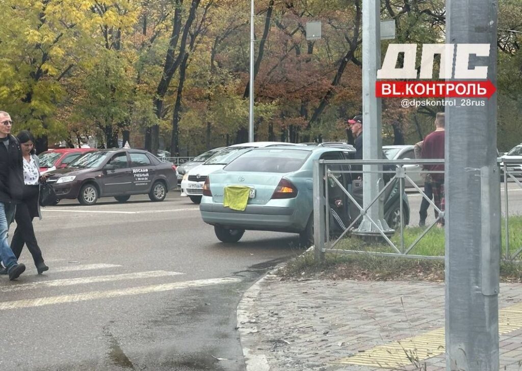 Водитель иномарки выехал на «красный» и устроил ДТП центре Благовещенска