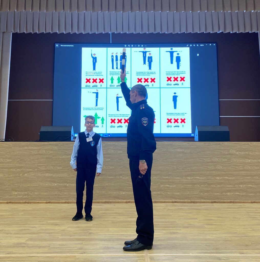 Учеников новой школы Благовещенска начали учить языку жестов