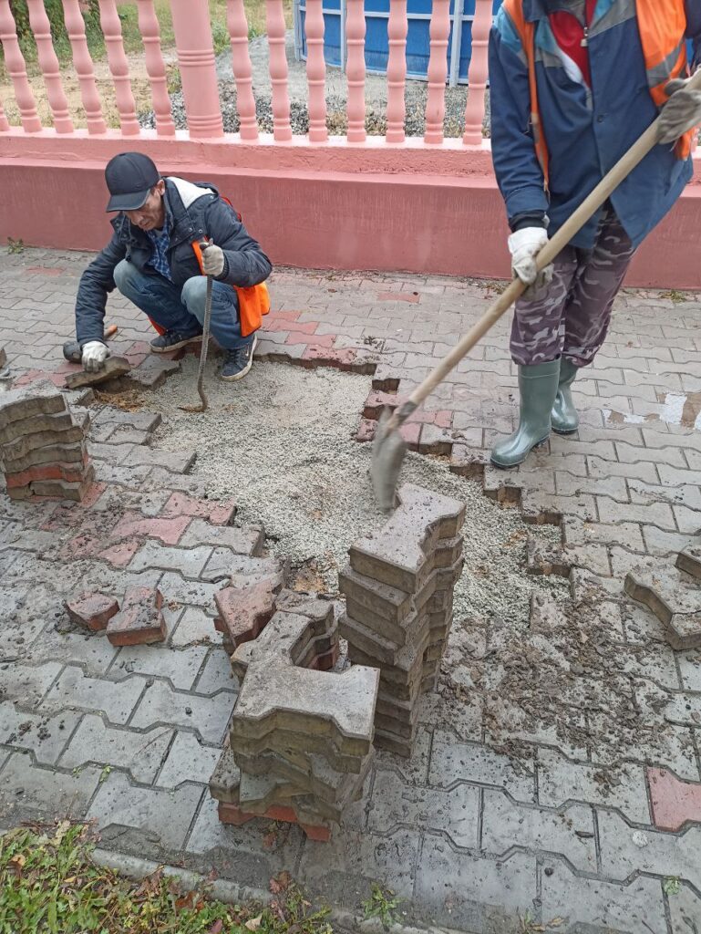 В Благовещенске приводят в порядок тротуары