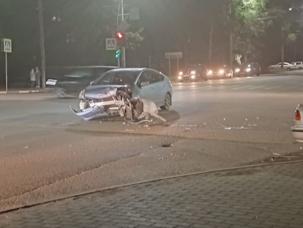 В Благовещенске иномарка вылетела на тротуар после жесткого ДТП 