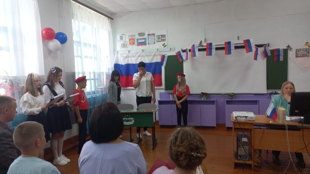 Ещё две школы Октябрьского района пополнились партами Героев 