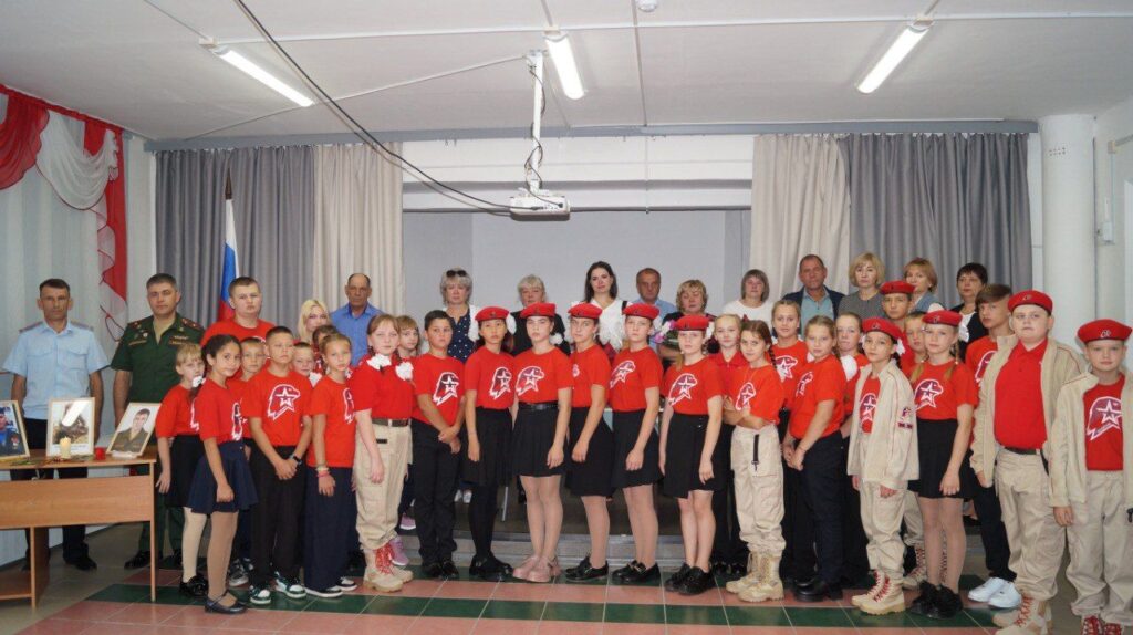 Ещё две школы Октябрьского района пополнились партами Героев 