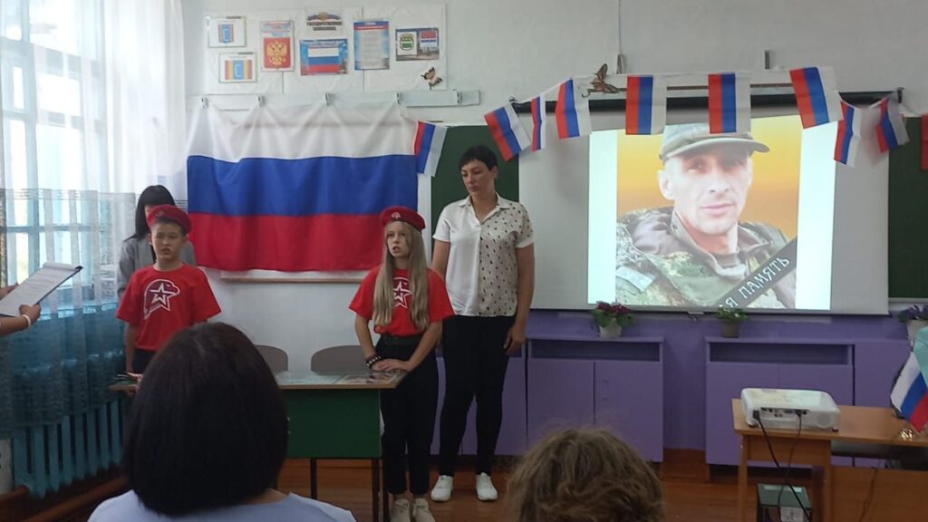 Ещё две школы Октябрьского района пополнились партами Героев 