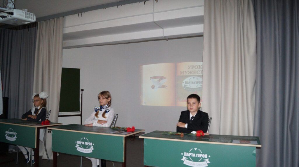Ещё две школы Октябрьского района пополнились партами Героев 