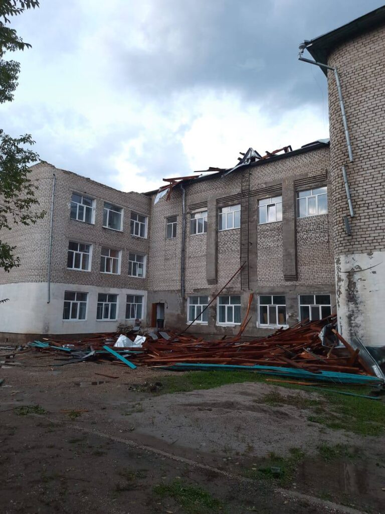 Сорванная крыша у здания школы в Новокиевском Увале