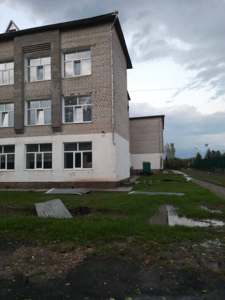 Сорванная крыша у здания школы в Новокиевском Увале