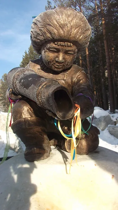 Бронзовый мальчик в Аршане