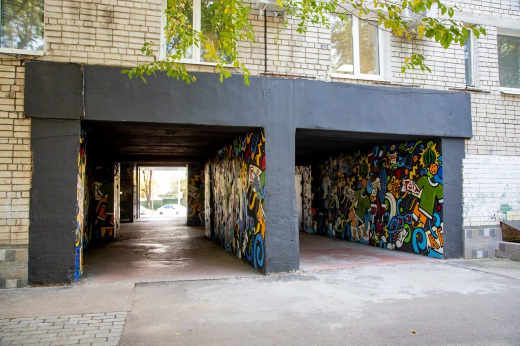 Благовещенский предприниматель украсил проход между домами ярким граффити
