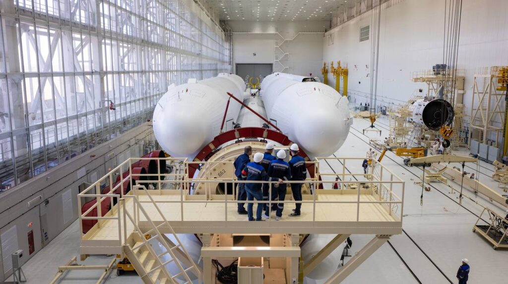 На космодроме «Восточный» к макету «Ангары» пристыковали третью ступень
