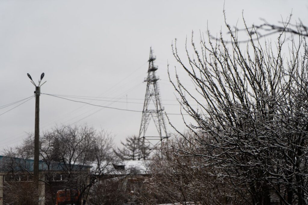 Амурчане остались без электроэнергии из-за ветра и мокрого снега