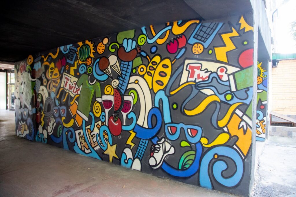 Благовещенский предприниматель украсил проход между домами ярким граффити
