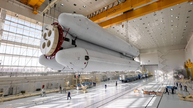 На космодроме «Восточный» к макету «Ангары» пристыковали третью ступень
