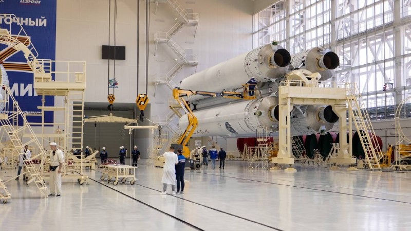 На космодроме «Восточный» к макету «Ангары» пристыковали третью ступень
