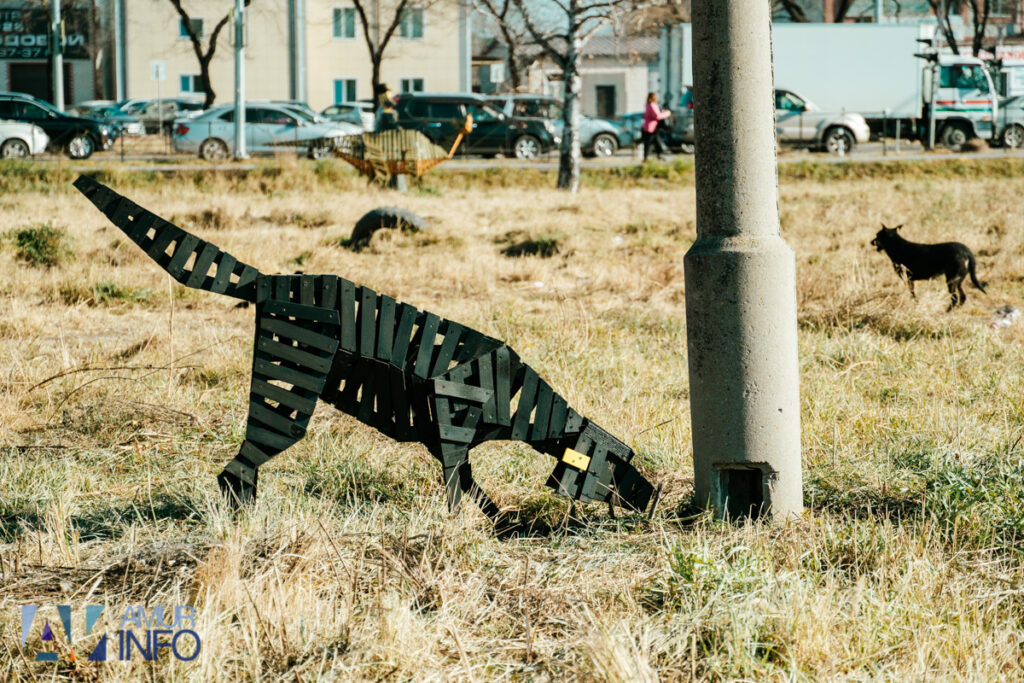 Тринадцать псов окружили огромную черную собаку: необычную стаю заметили у благовещенского ТЦ