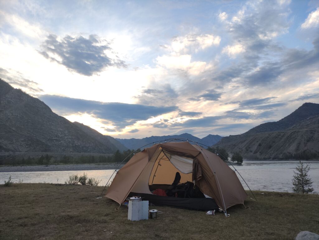 автостоп, путешествие автостопом, палатка