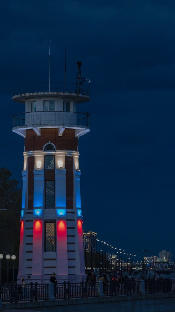 пограничный маяк ночью, маяк Благовещенск, маяк пограничников