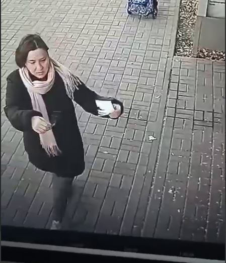 Благовещенцев просят за вознаграждение опознать расклейщицу объявлений