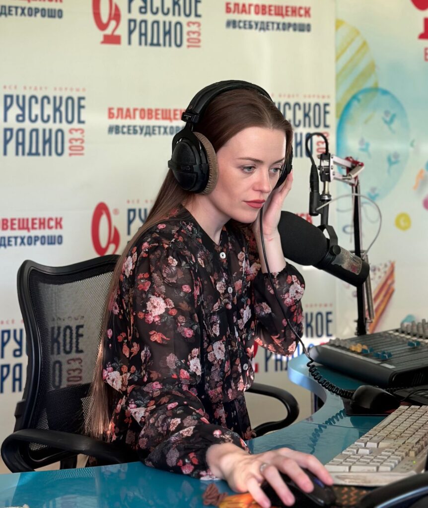 радиодиджей, диджей на радио, ведущий эфира, ведущий на радио