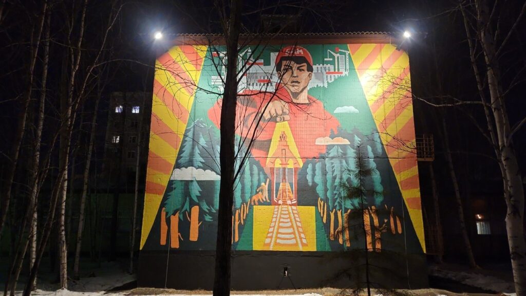 Тындинские муралы заиграли новыми красками благодаря подсветке