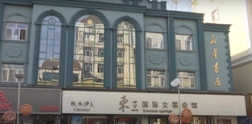 На центральной улице в Хэйхэ завершили реконструкцию фасадов зданий