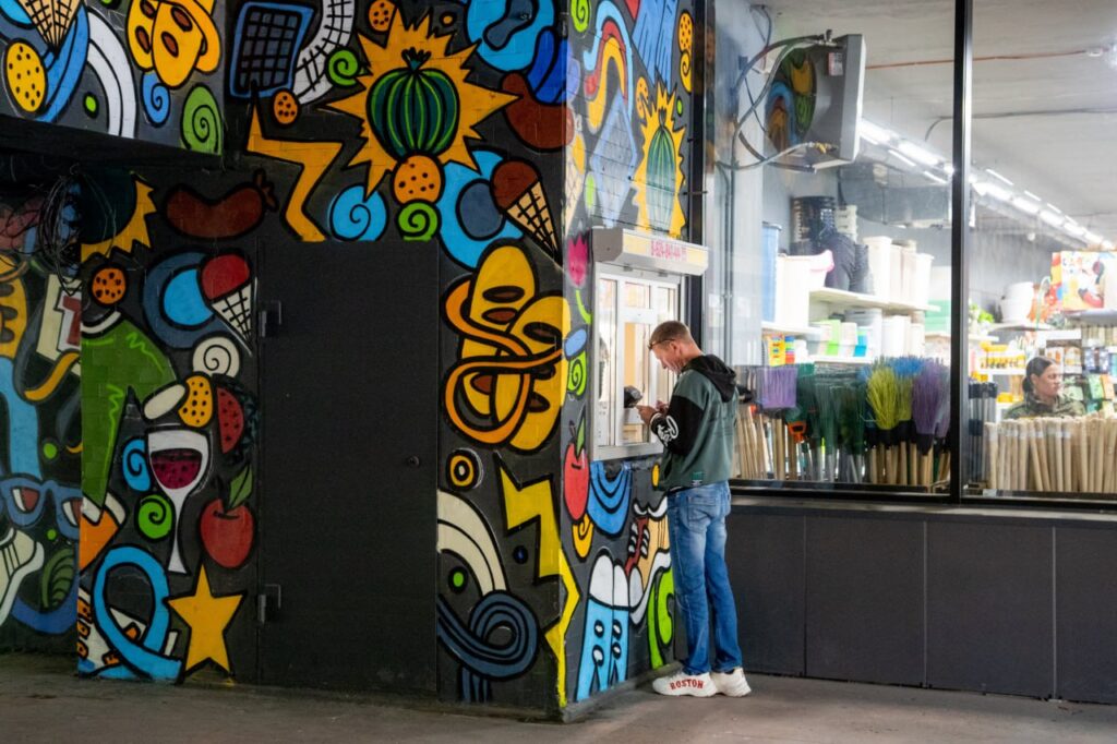 Благовещенский предприниматель украсил проход между домами ярким граффити
