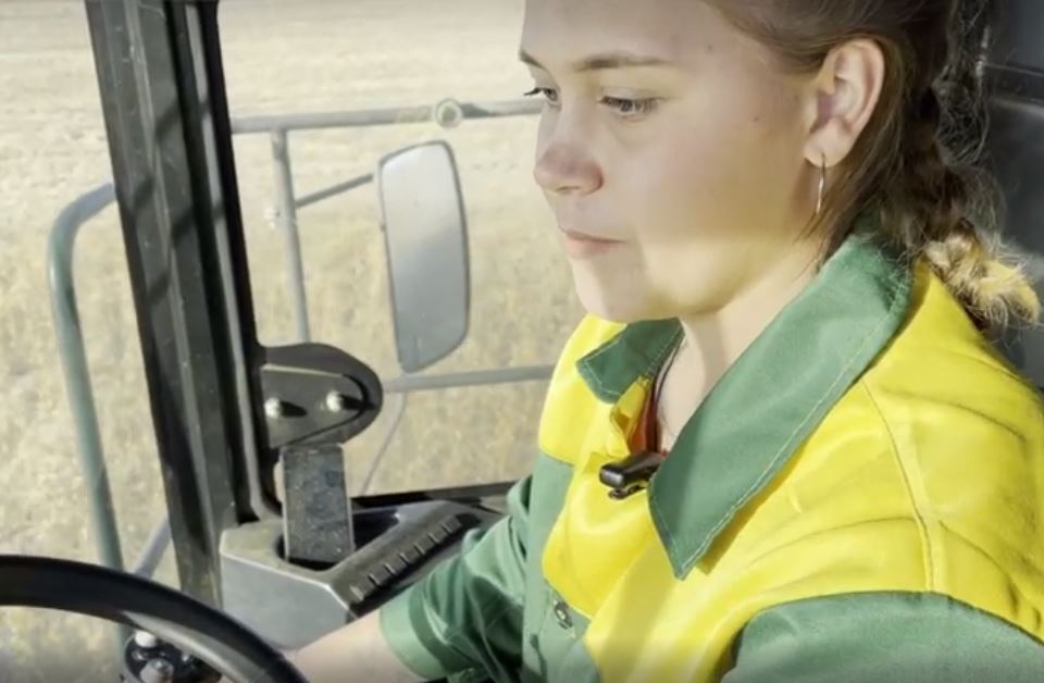 Девушка-комбайнер