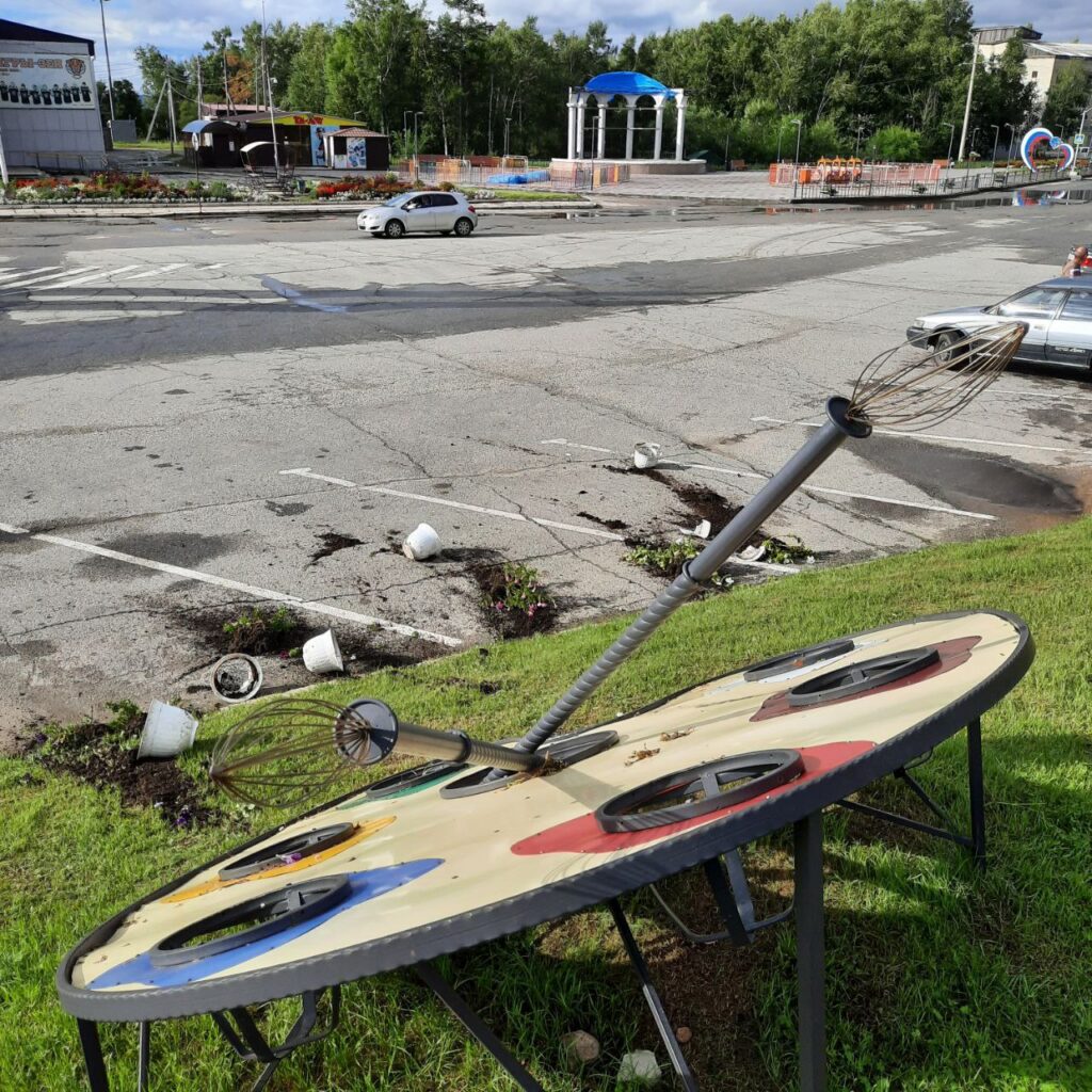 Разбитая клумба в Зее