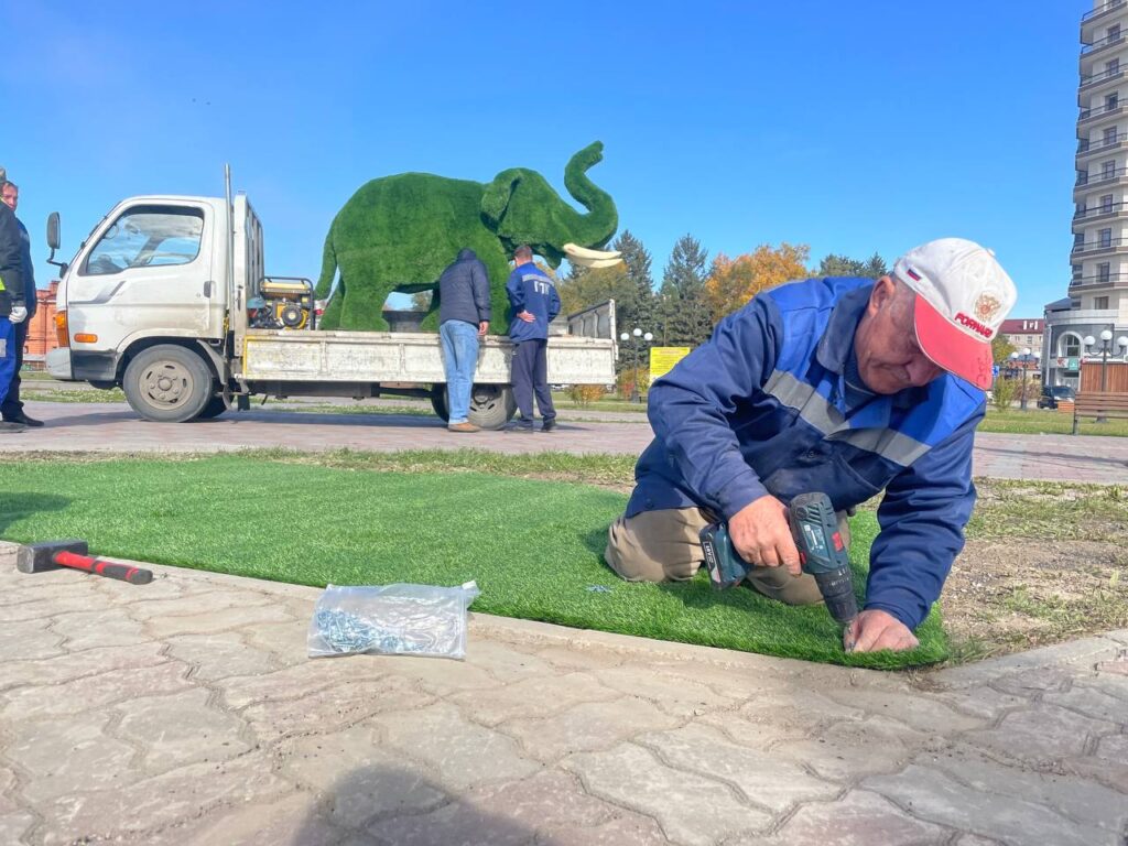 Установка топиарного слона на набережной Благовещенска