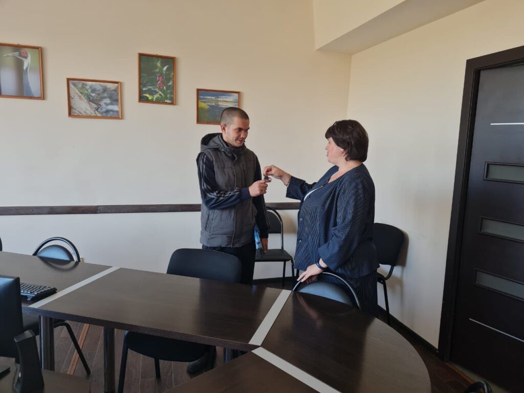 Сироте из Архары вручили ключи от квартиры