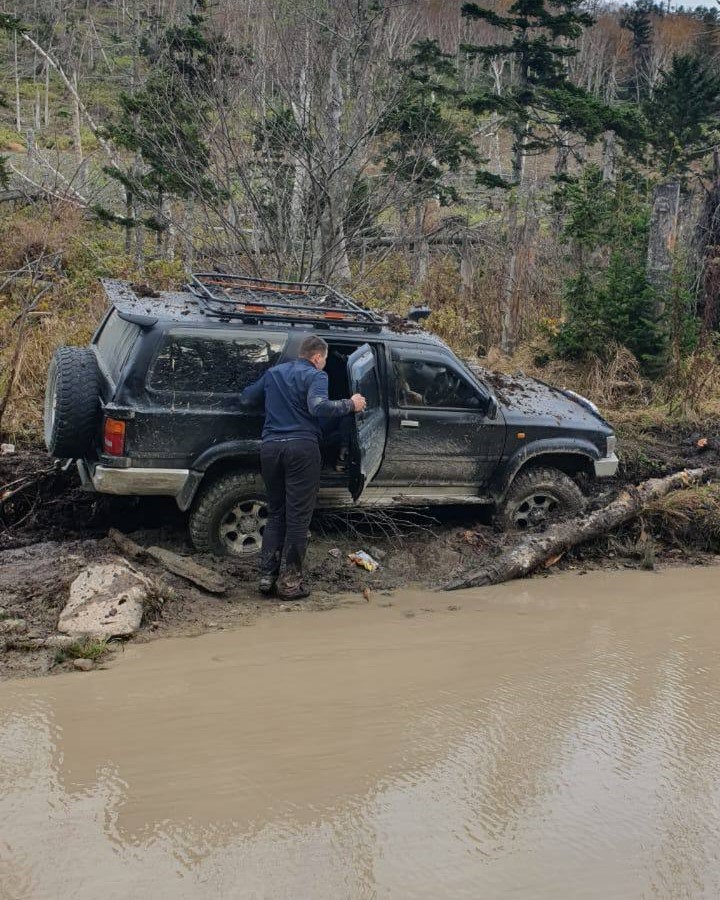 Болото, застрявший автомобиль