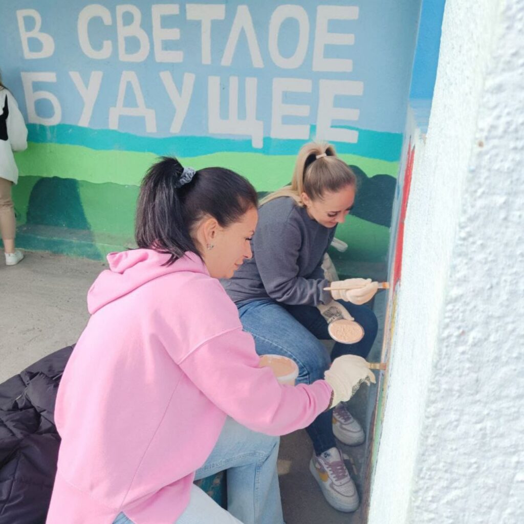 Восстановили рисунки на остановке