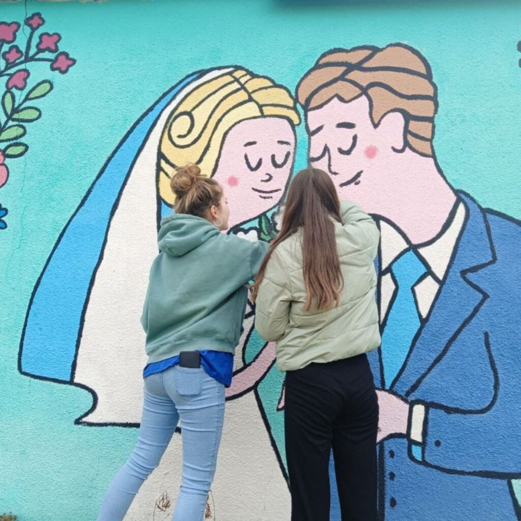 Восстановили рисунки на остановке