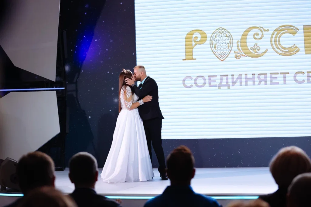 Василий Орлов поздравил «космических» молодоженов, обручившихся на ВДНХ
