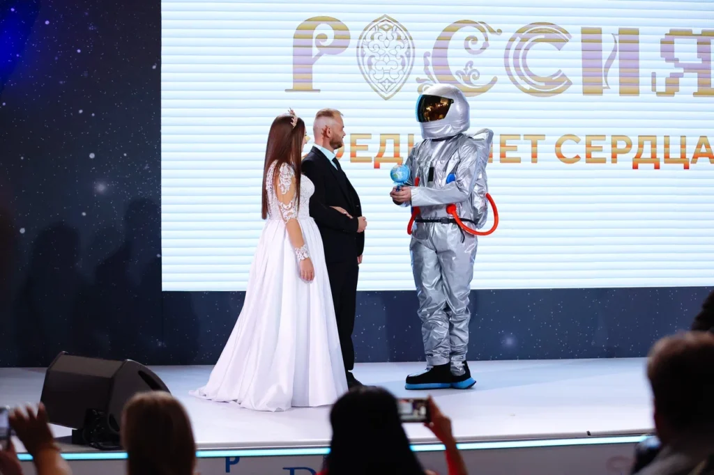 Василий Орлов поздравил «космических» молодоженов, обручившихся на ВДНХ