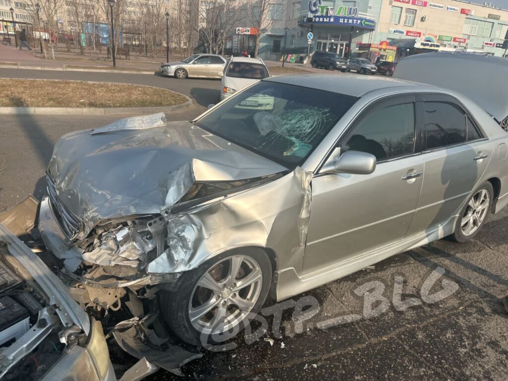 В микрорайоне Благовещенска одна иномарка протаранила другую