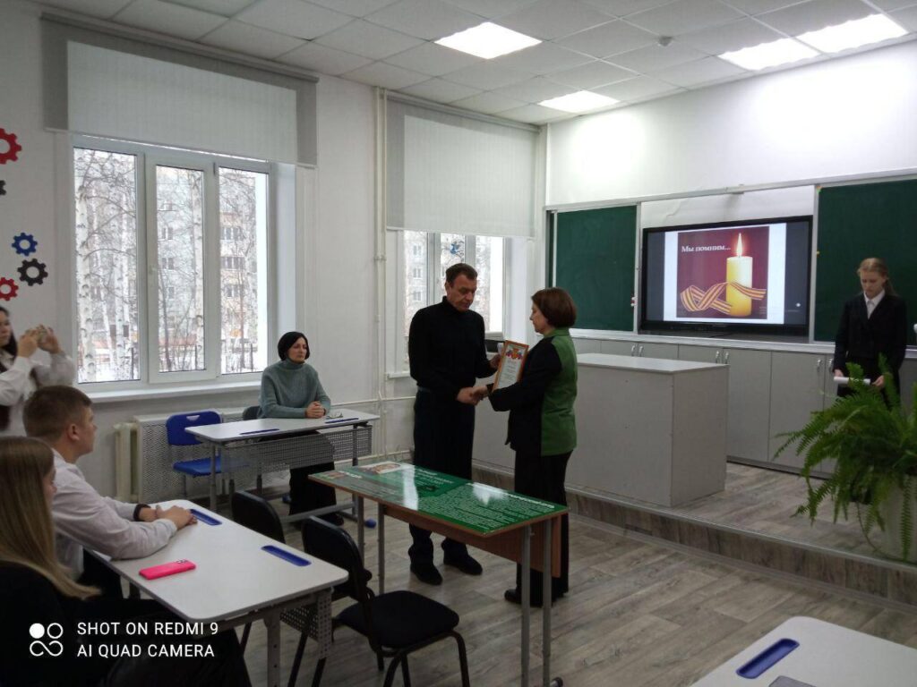 В Тынде открыли памятную доску и парту Героя