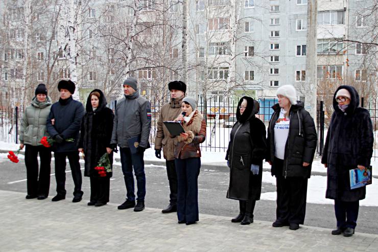 В Тынде открыли памятную доску и парту Героя